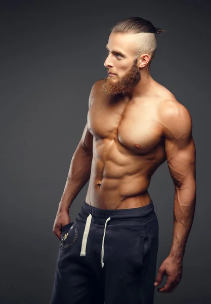 Uomo muscoloso senza maglietta con barba — Foto Stock