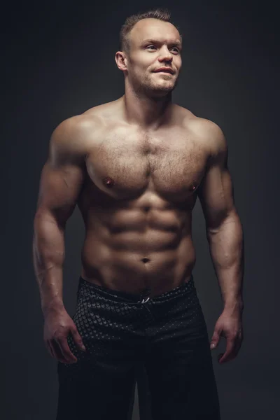 Een man met zijn atletische torso. — Stockfoto