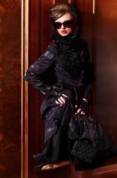 Kvinna i lång svart jacka — Stockfoto