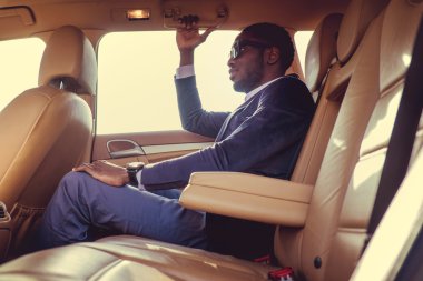 Arabada elbiseli adam.