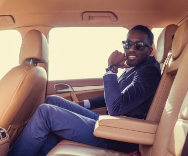 Arabada elbiseli adam.