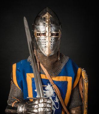 Bir şövalye bir kılıç ve kask