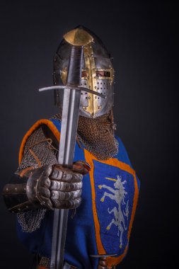 Bir şövalye bir kılıç ve kask