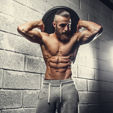 Sakallı gömleksiz kaslı adam