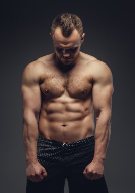 Onun atletik gövde gösterilen bir adam.