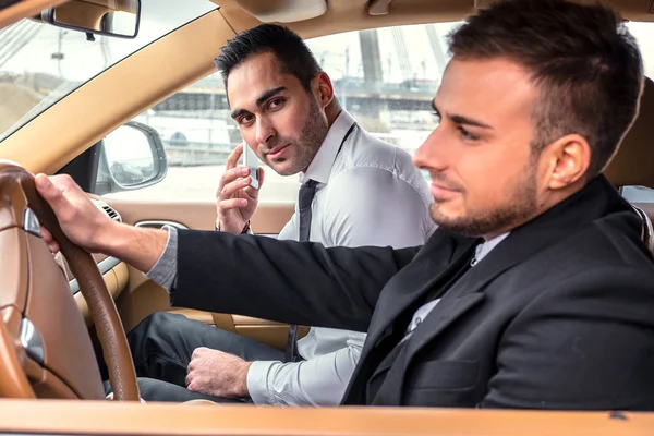 Twee moderne jongens in de auto — Stockfoto