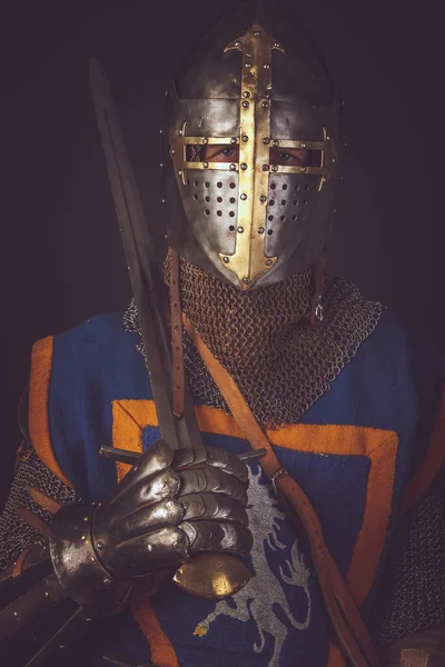 Un chevalier avec une épée et un casque — Photo