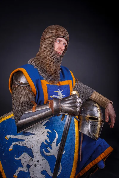 Um cavaleiro com uma espada e um capacete — Fotografia de Stock