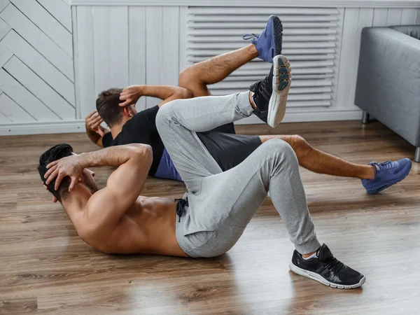 Two guys doing stomach workouts — Stock Photo, Image