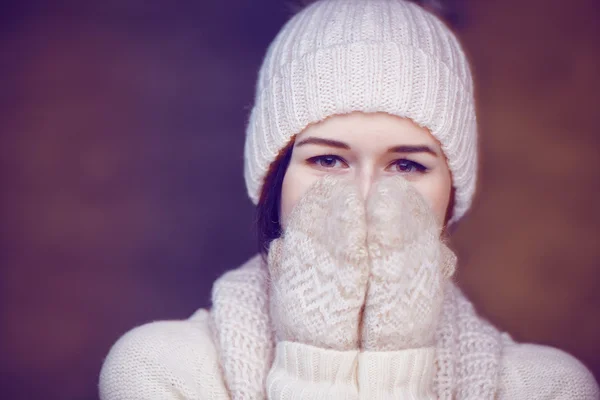 Kvinna i varm vinter tröja — Stockfoto