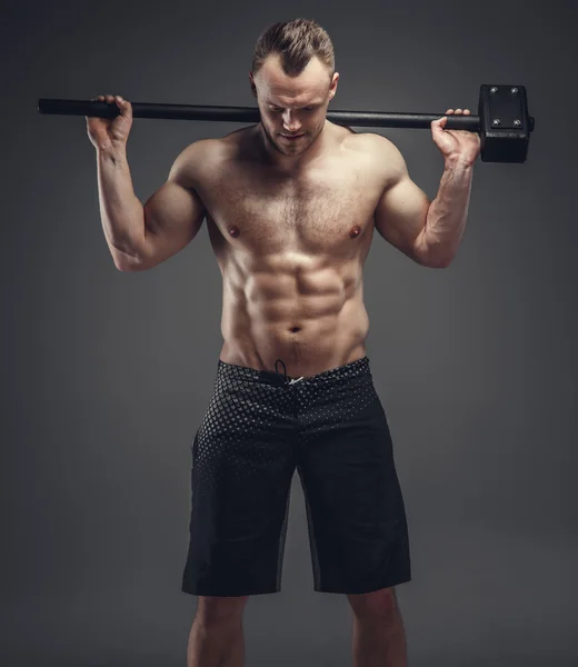 Un hombre sostiene gran cruz en forma hummer . — Foto de Stock