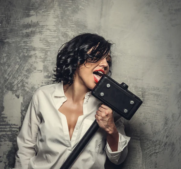 Mulher morena em uma camisa branca — Fotografia de Stock