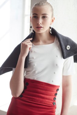 Beyaz bir bluz modern genç kadın.