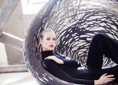 Siyah giysili bir kadın