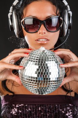 kadın ayna disko topu tutuyor