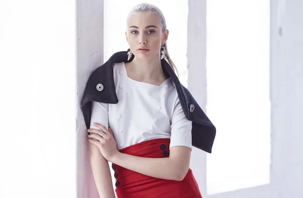 Mujer joven moderna en una blusa blanca . — Foto de Stock