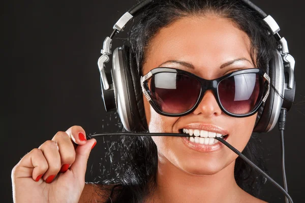 Frau mit Sonnenbrille und Kopfhörer — Stockfoto