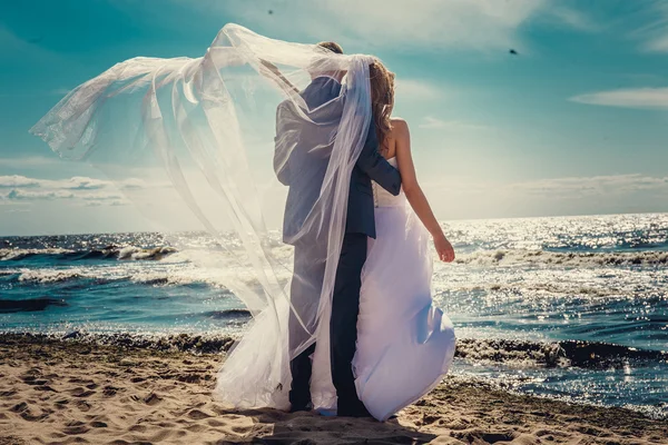 幸福的新婚夫妇在海滩上 — 图库照片