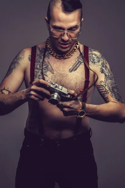Un hombre con tatuajes en su cuerpo — Foto de Stock