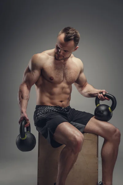 Un hombre haciendo ejercicios con pesas . —  Fotos de Stock