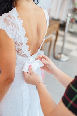 Beyaz elbisesi içinde gelin