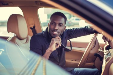 Arabada elbiseli adam.