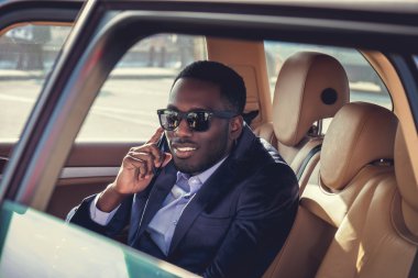 Arabadaki Smartphone'da konuşan adam.