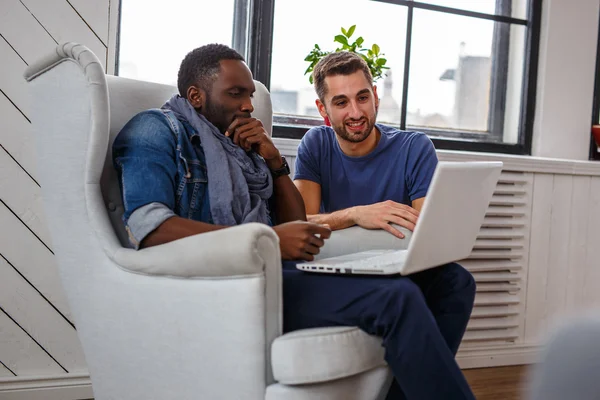 Laptop ile emekçilerin. — Stok fotoğraf