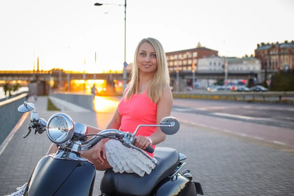 Kvinna i rosa t-shirt med moto scooter — Stockfoto