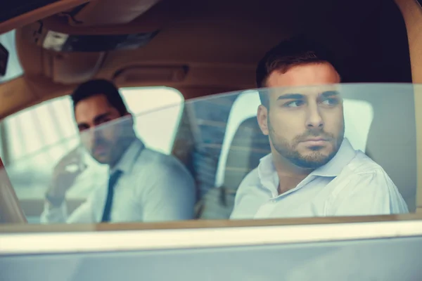 Два современных парня в машине — стоковое фото