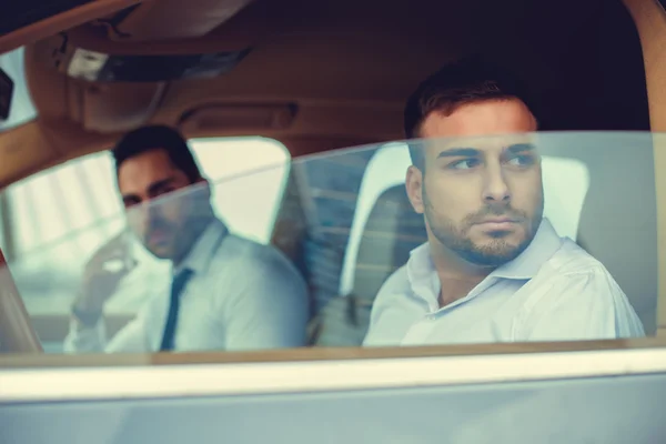 Dois tipos modernos no carro. — Fotografia de Stock