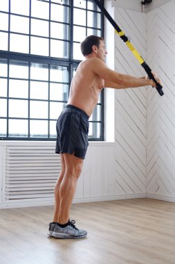 ABS egzersiz yapan erkek