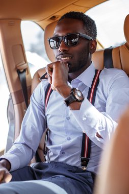 Arabada elbiseli adam.