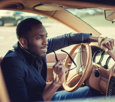 Arabada elbiseli adam.