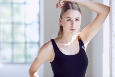 siyah t-shirt bir kadında