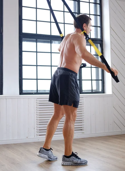 Homem fazendo exercícios abdominais — Fotografia de Stock