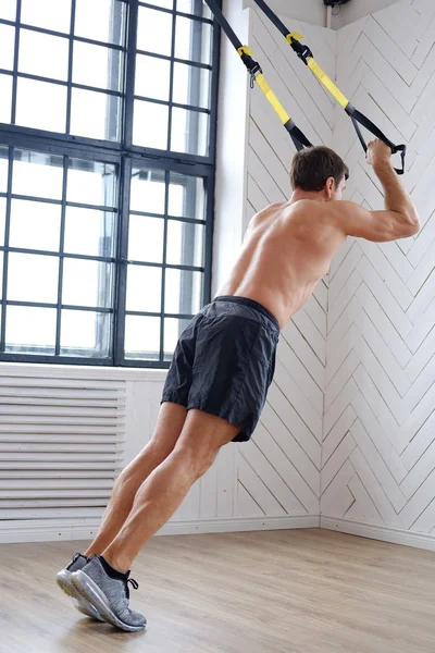 Homem fazendo exercícios abdominais — Fotografia de Stock