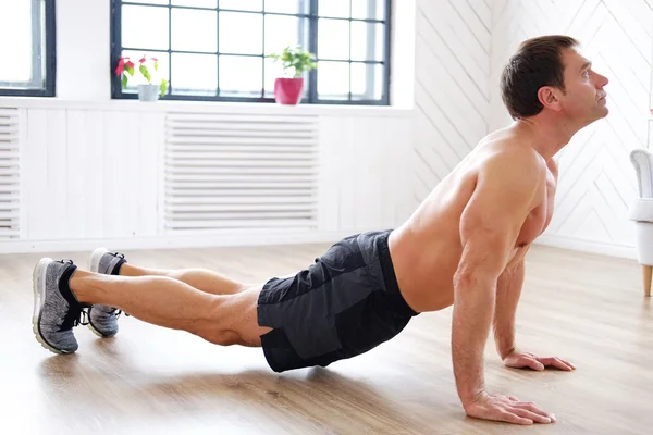 Hombre haciendo ejercicios abdominales —  Fotos de Stock