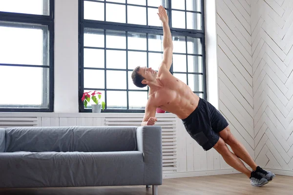 Homem de meia idade fazendo exercícios — Fotografia de Stock