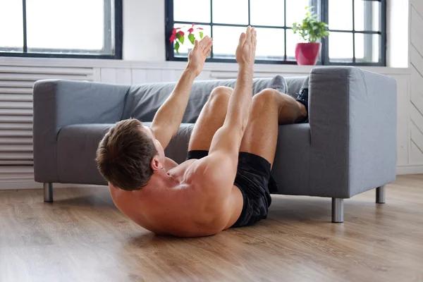 Hombre de mediana edad haciendo entrenamientos — Foto de Stock