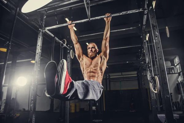 Hombre musculoso sin camisa con barba — Foto de Stock