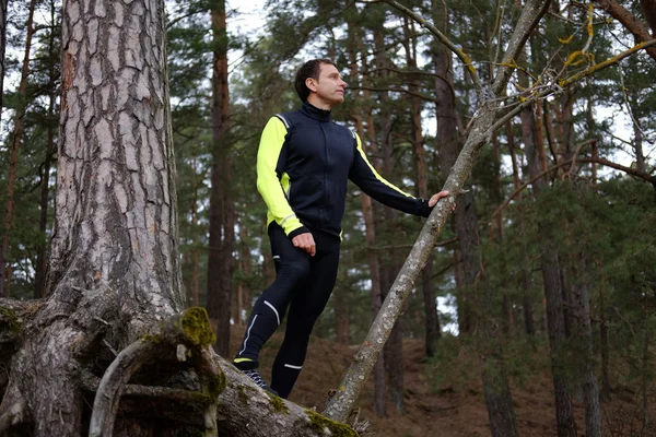 Sportowy człowieka w lesie — Zdjęcie stockowe