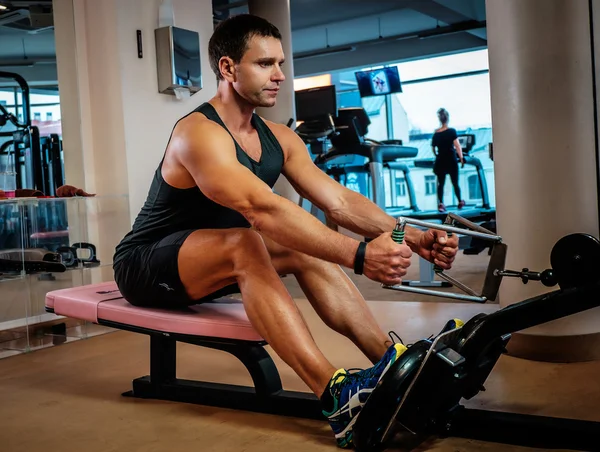 Muskulös man göra triceps övningar — Stockfoto