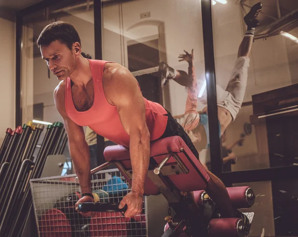 Muskulös man göra triceps övningar — Stockfoto