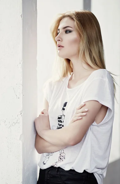 금발 여자 백색 t-셔츠. — 스톡 사진