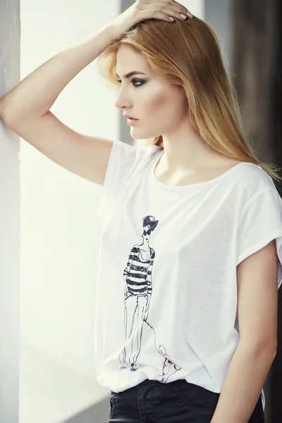 Blond femme blanc t-shirt . — Photo