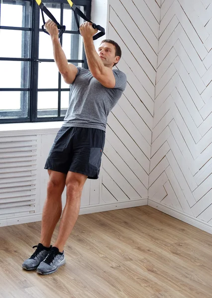 Muž středního věku dělá cvičení — Stock fotografie
