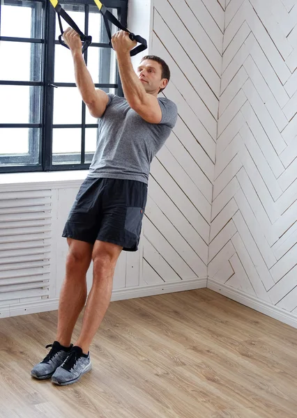 Hombre de mediana edad haciendo entrenamientos —  Fotos de Stock