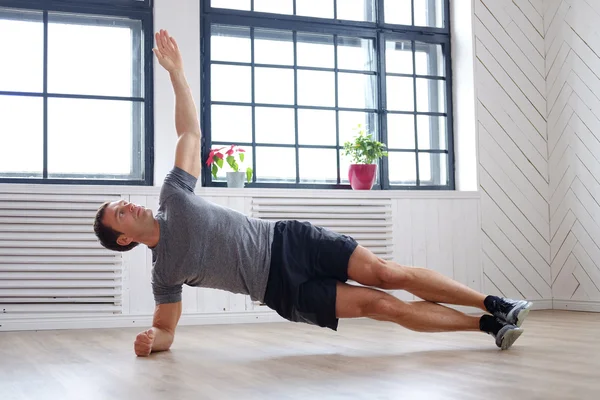 Homme faisant abdos séances d'entraînement — Photo