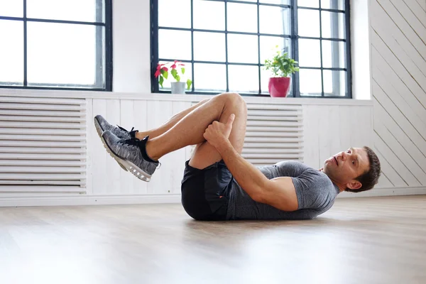 Mann macht Bauchmuskeltraining — Stockfoto